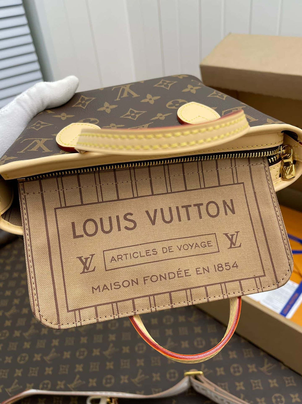 LV Neverfull MM Monogram Canvas Tote Shoulder Bag with Leather Trim and Pouch - Brown