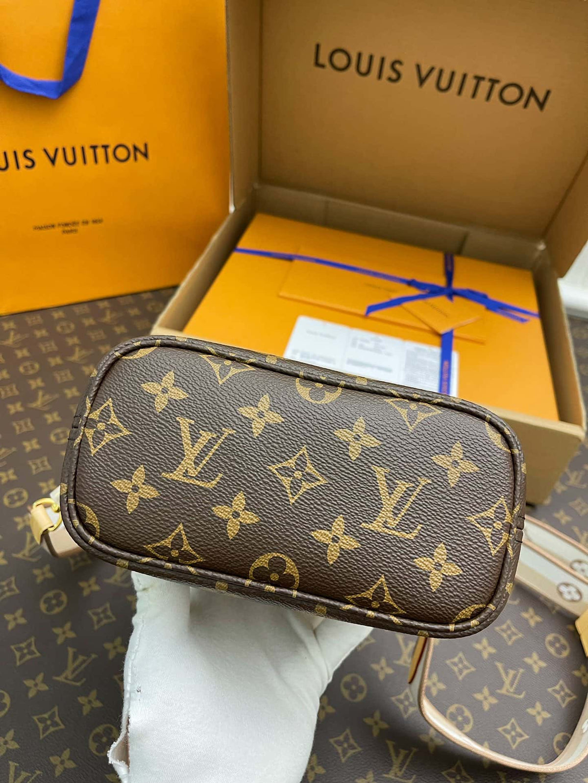 LV Neverfull MM Monogram Canvas Tote Shoulder Bag with Leather Trim and Pouch - Brown