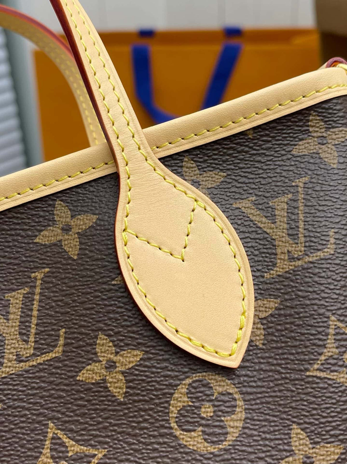 LV Neverfull MM Monogram Canvas Tote Shoulder Bag with Leather Trim and Pouch - Brown
