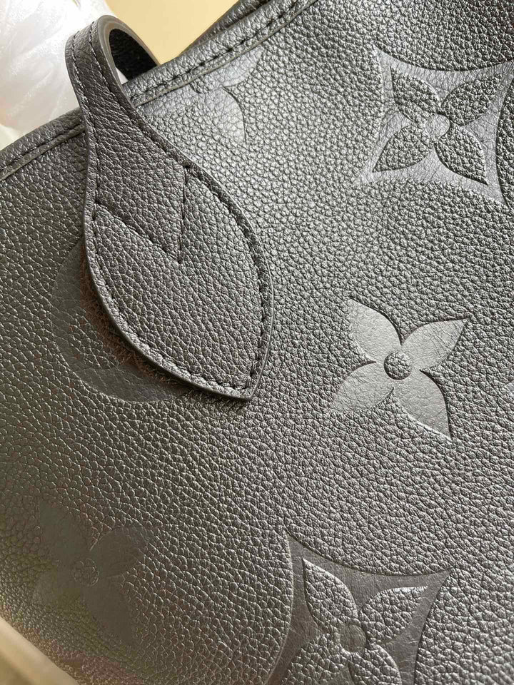 Louis Vuitton Neverfull MM Tote Bag - Black