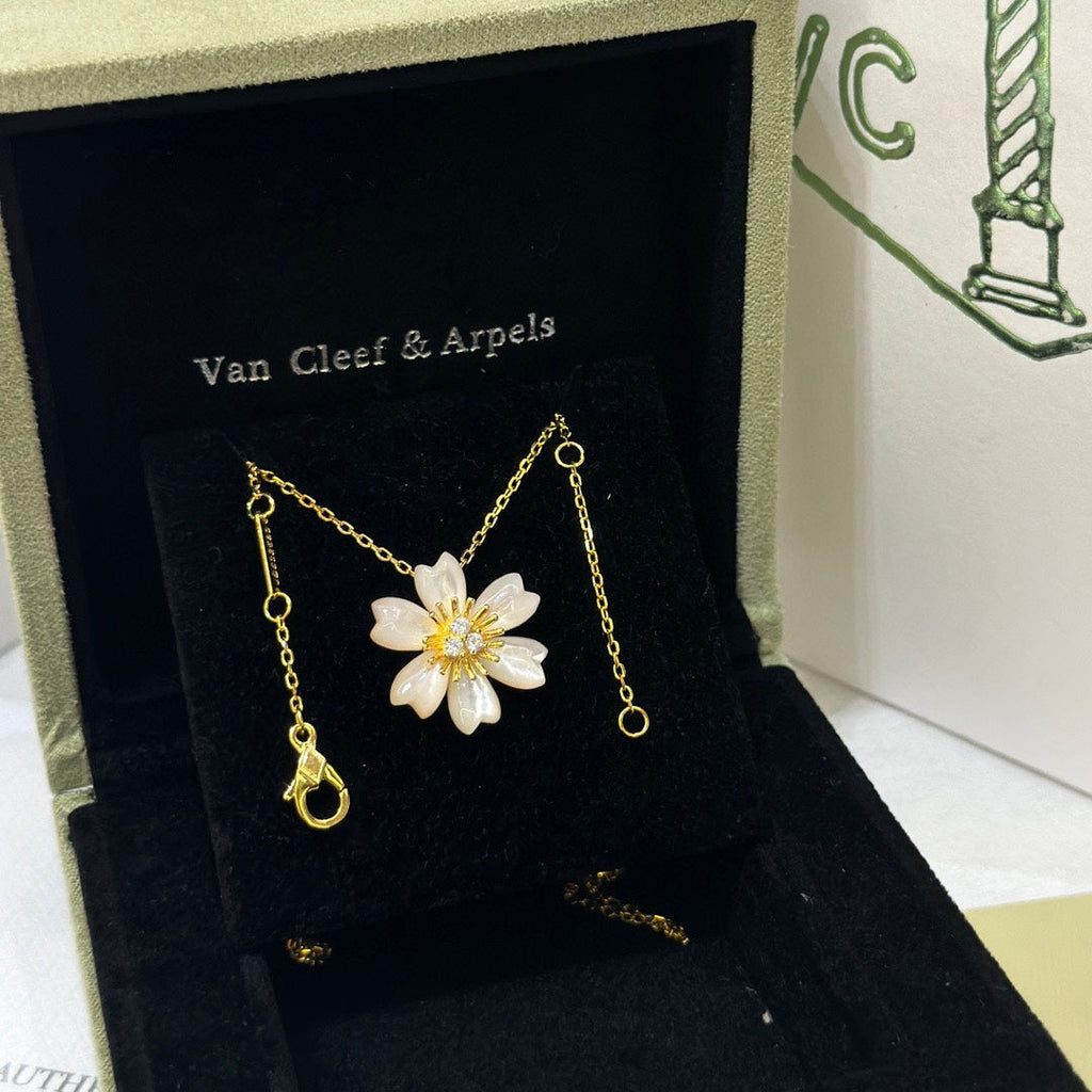 Rose de Noel Necklace - 18K Gold