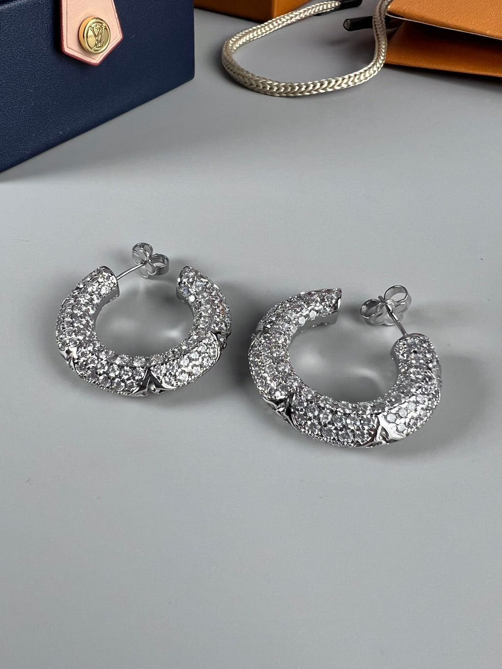 Louis Vuitton Circle Diamond Earrings - 18K Gold