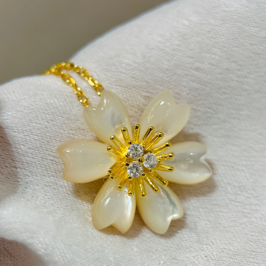 Rose de Noel Necklace - 18K Gold