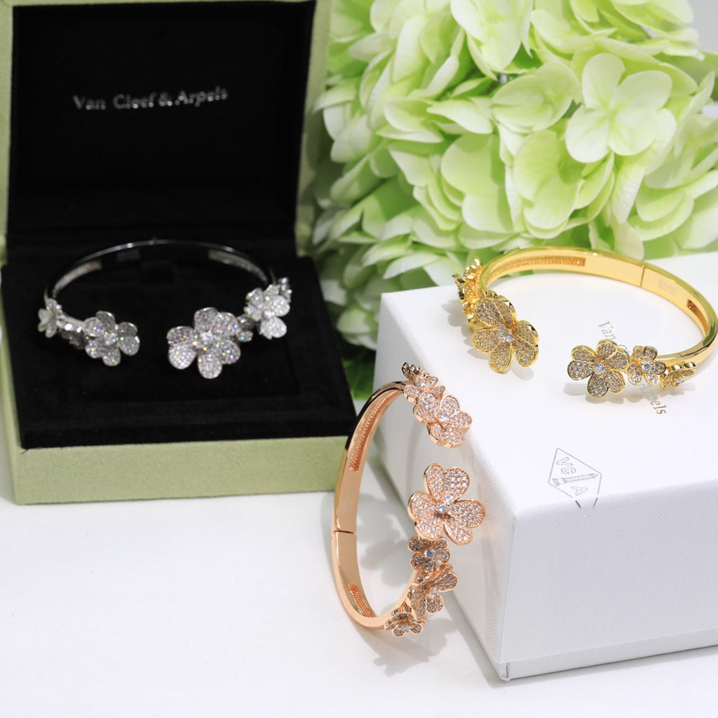 Frivole Seven Flowers Diamond Bracelet