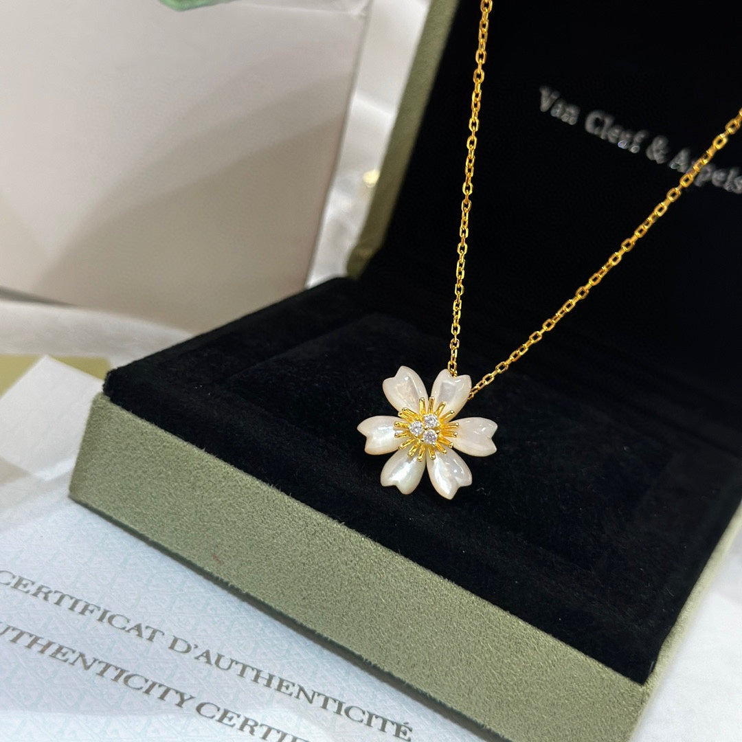 Rose de Noel Necklace - 18K Gold
