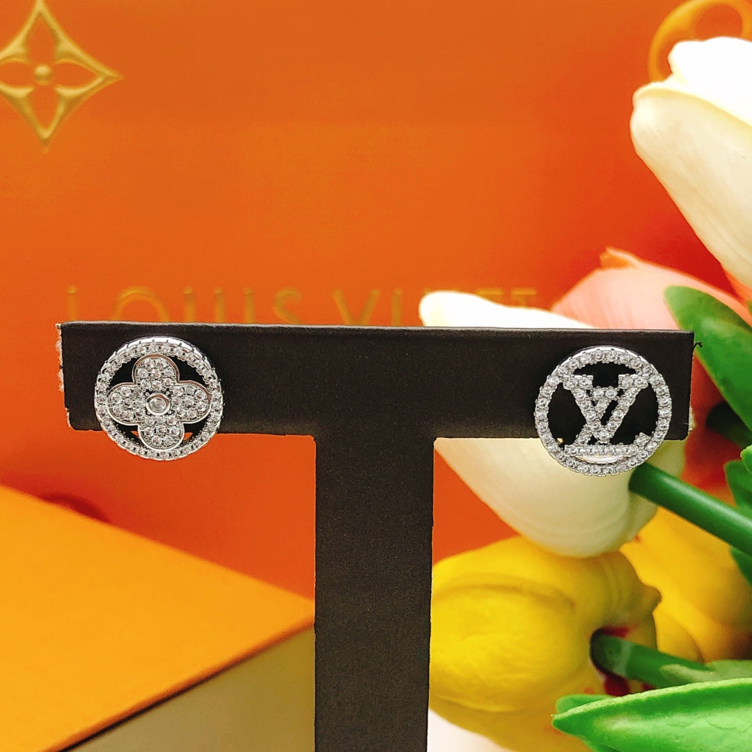 Louis Vuitton Blossom Diamond Earrings - 18K Gold