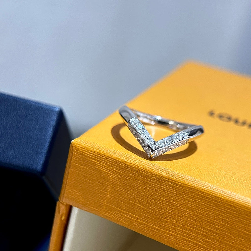 Louis Vuitton V Diamond Ring - 18K White Gold