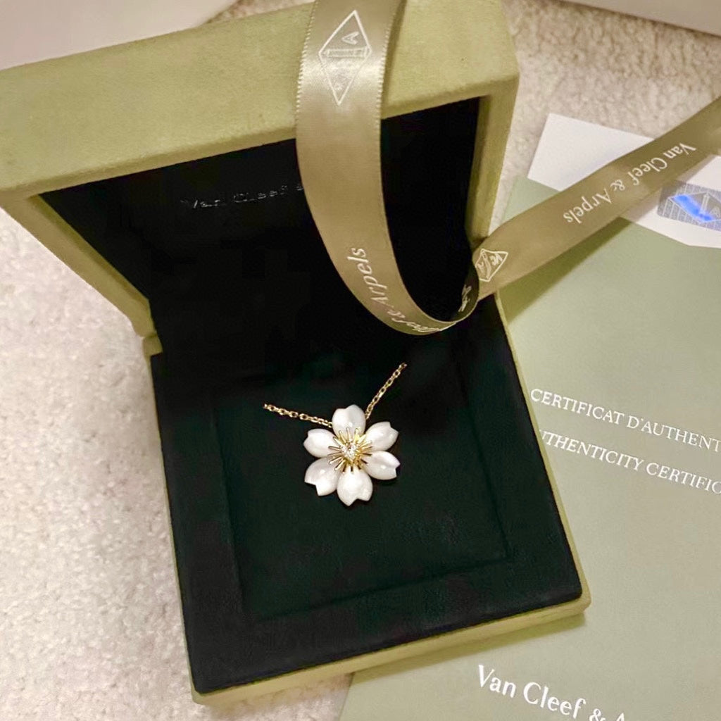Rose de Noel Necklace - 18K Gold
