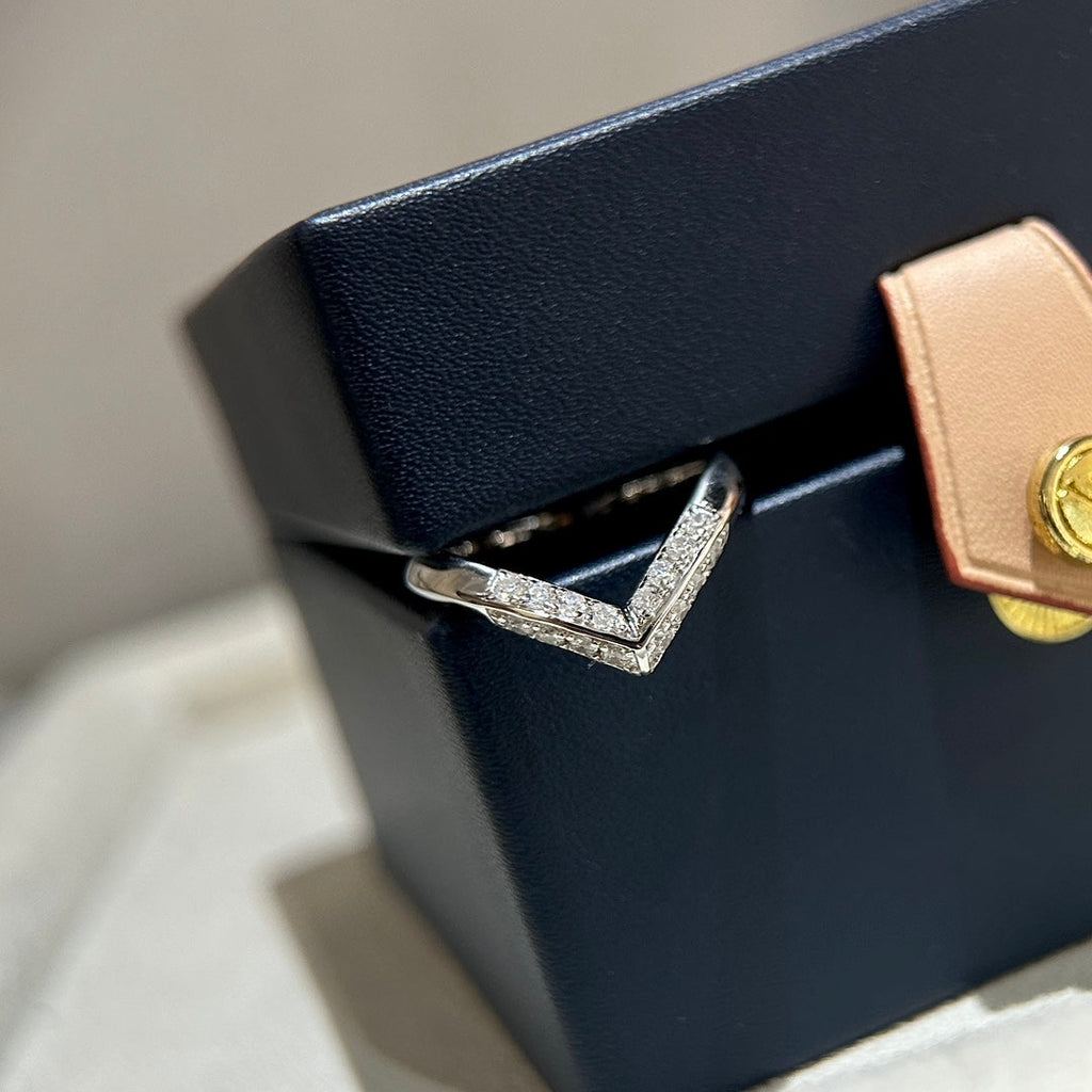 Louis Vuitton V Diamond Ring - 18K White Gold