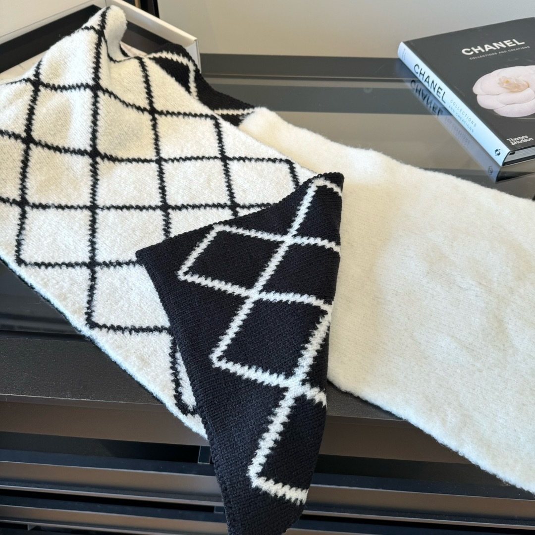 Chanel Black & Ivory Knit Scarf — detail